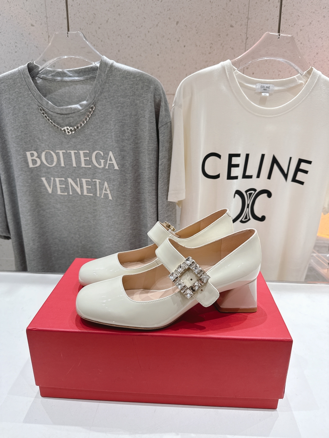 高版本出厂
 Roger vivier RV2025ss新款玛丽珍钻扣高跟鞋单鞋
上脚超好看的一款高跟鞋