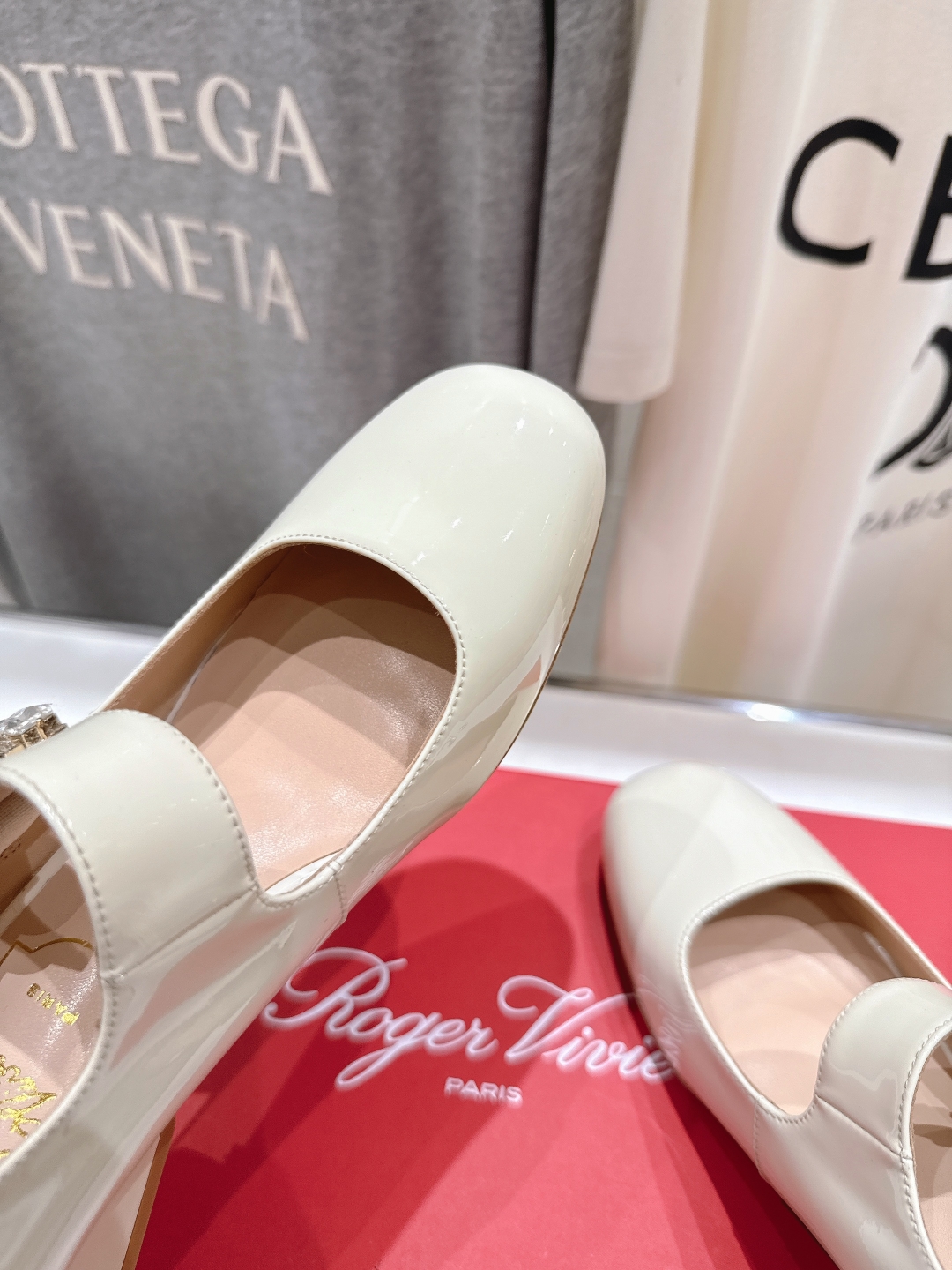 高版本出厂
 Roger vivier RV2025ss新款玛丽珍钻扣高跟鞋单鞋
上脚超好看的一款高跟鞋