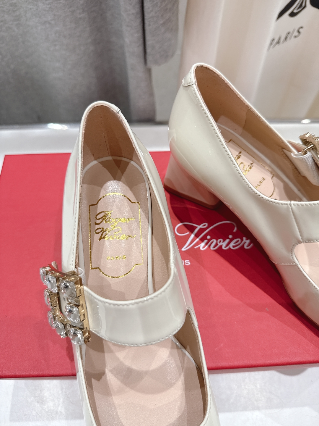 高版本出厂
 Roger vivier RV2025ss新款玛丽珍钻扣高跟鞋单鞋
上脚超好看的一款高跟鞋
