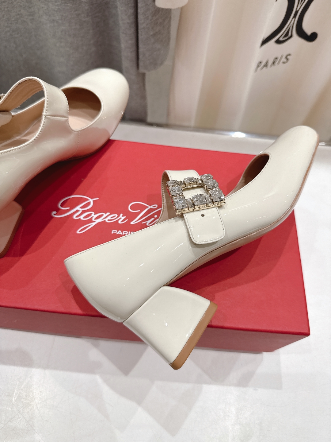 高版本出厂
 Roger vivier RV2025ss新款玛丽珍钻扣高跟鞋单鞋
上脚超好看的一款高跟鞋