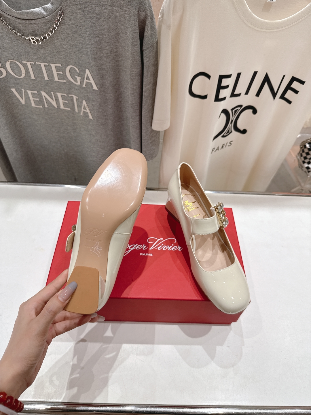 高版本出厂
 Roger vivier RV2025ss新款玛丽珍钻扣高跟鞋单鞋
上脚超好看的一款高跟鞋