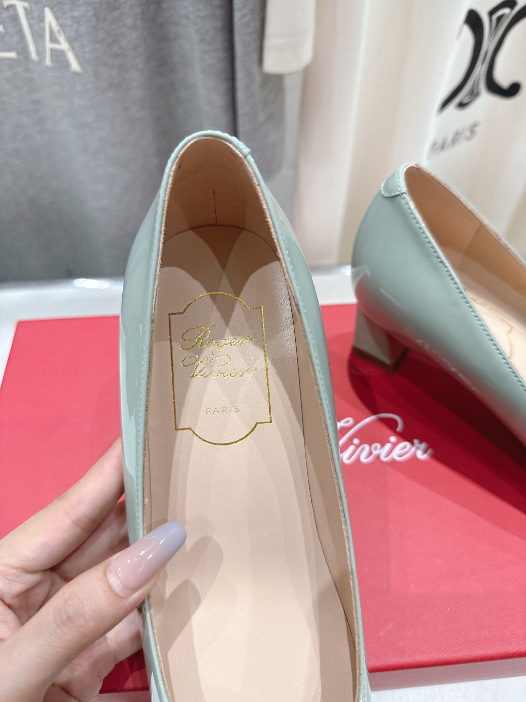 高版本出厂
 Roger vivier RV2025ss新款玛丽珍方扣小方头高跟鞋单鞋
上脚超好看的一款
