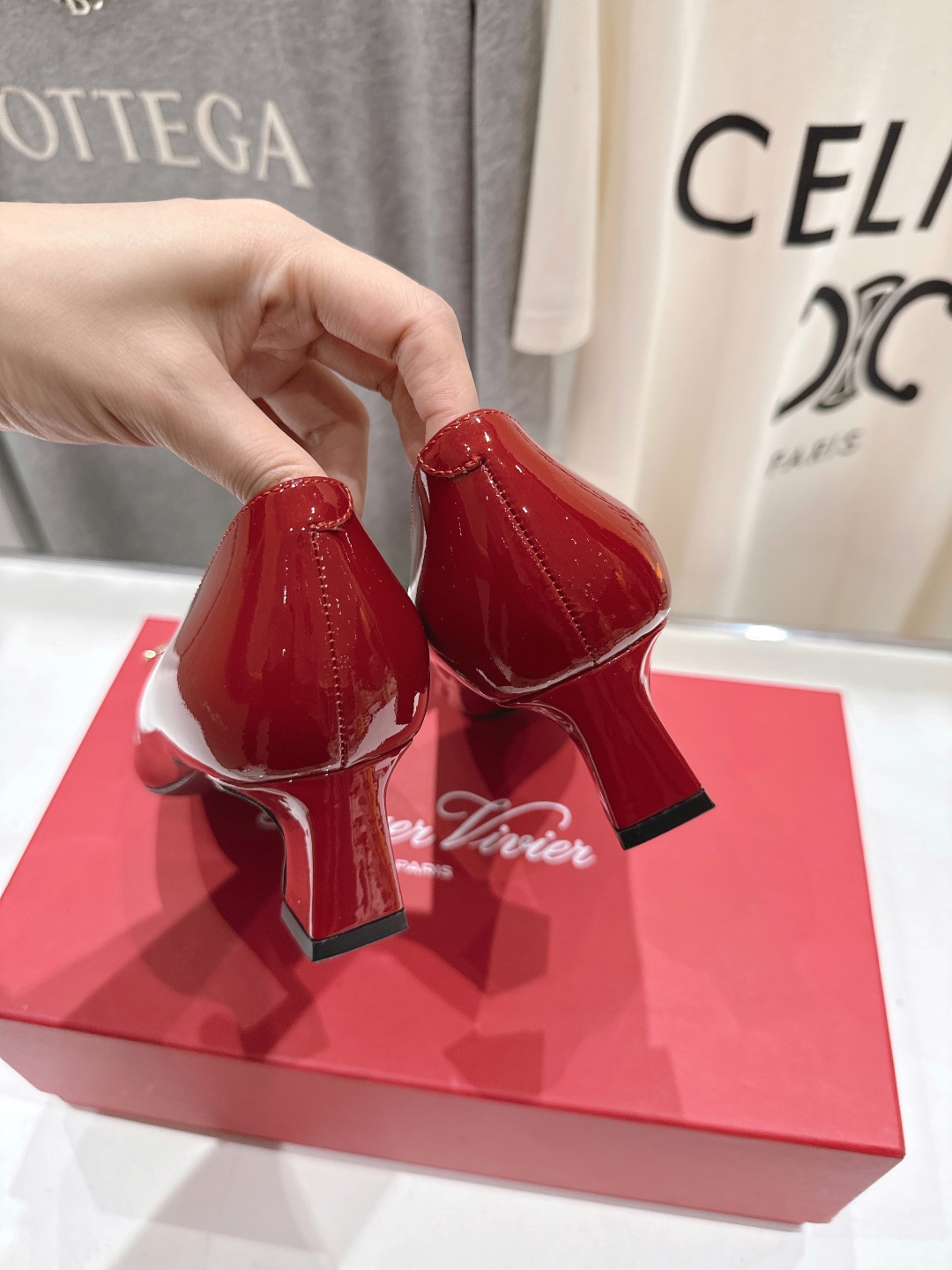 高版本出厂
 Roger vivier RV2025ss新款玛丽珍方扣小方头高跟鞋单鞋
上脚超好看的一款