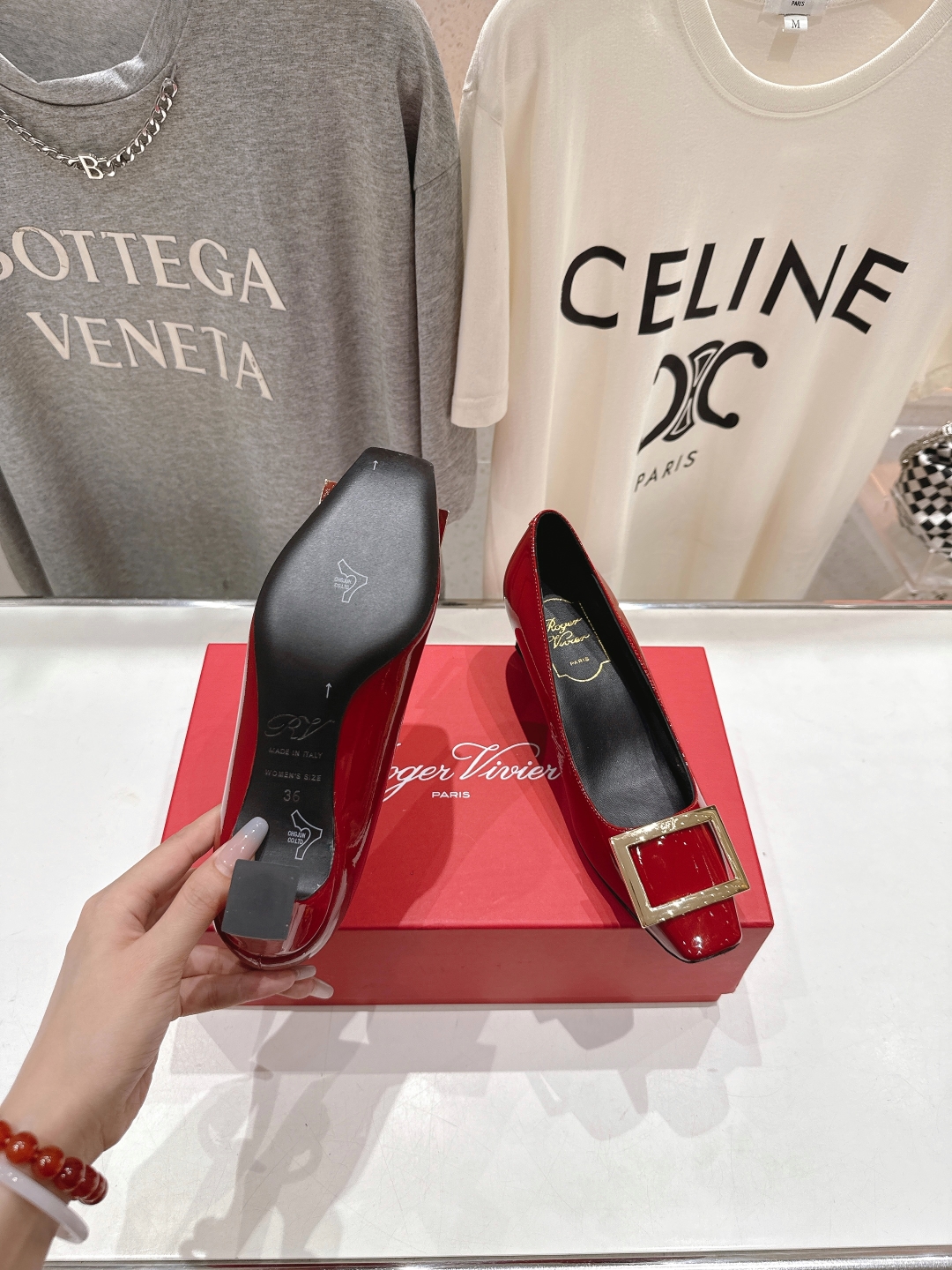 高版本出厂
 Roger vivier RV2025ss新款玛丽珍方扣小方头高跟鞋单鞋
上脚超好看的一款