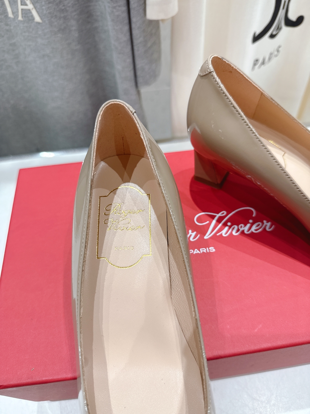 高版本出厂
 Roger vivier RV2025ss新款玛丽珍方扣小方头高跟鞋单鞋
上脚超好看的一款