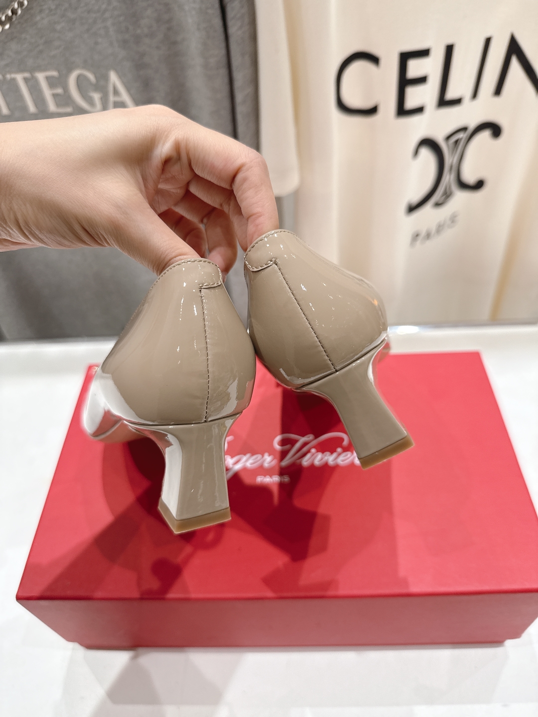 高版本出厂
 Roger vivier RV2025ss新款玛丽珍方扣小方头高跟鞋单鞋
上脚超好看的一款