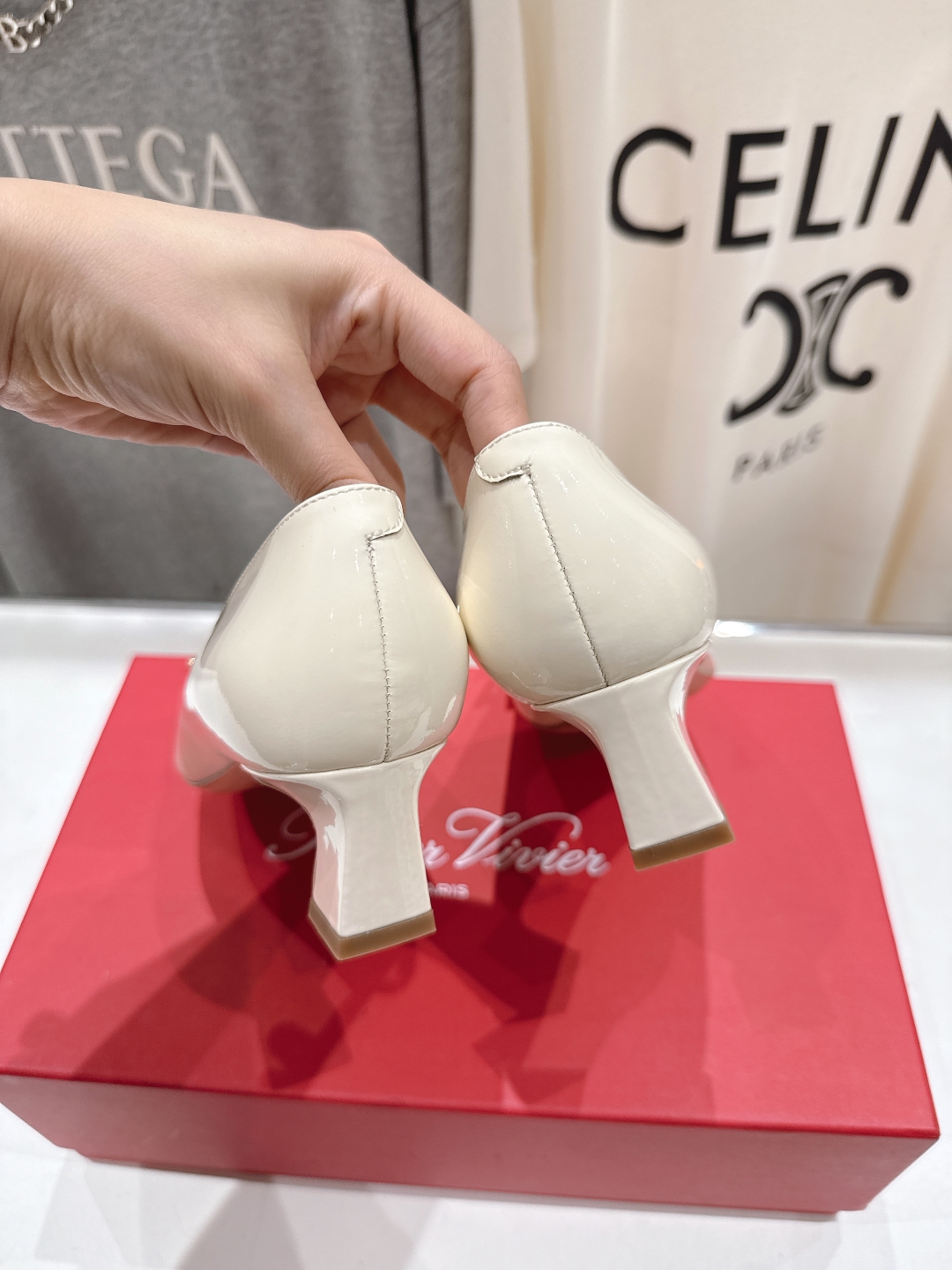 高版本出厂
 Roger vivier RV2025ss新款玛丽珍方扣小方头高跟鞋单鞋
上脚超好看的一款