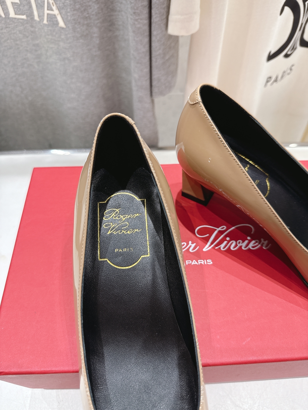高版本出厂
 Roger vivier RV2025ss新款玛丽珍方扣小方头高跟鞋单鞋
上脚超好看的一款
