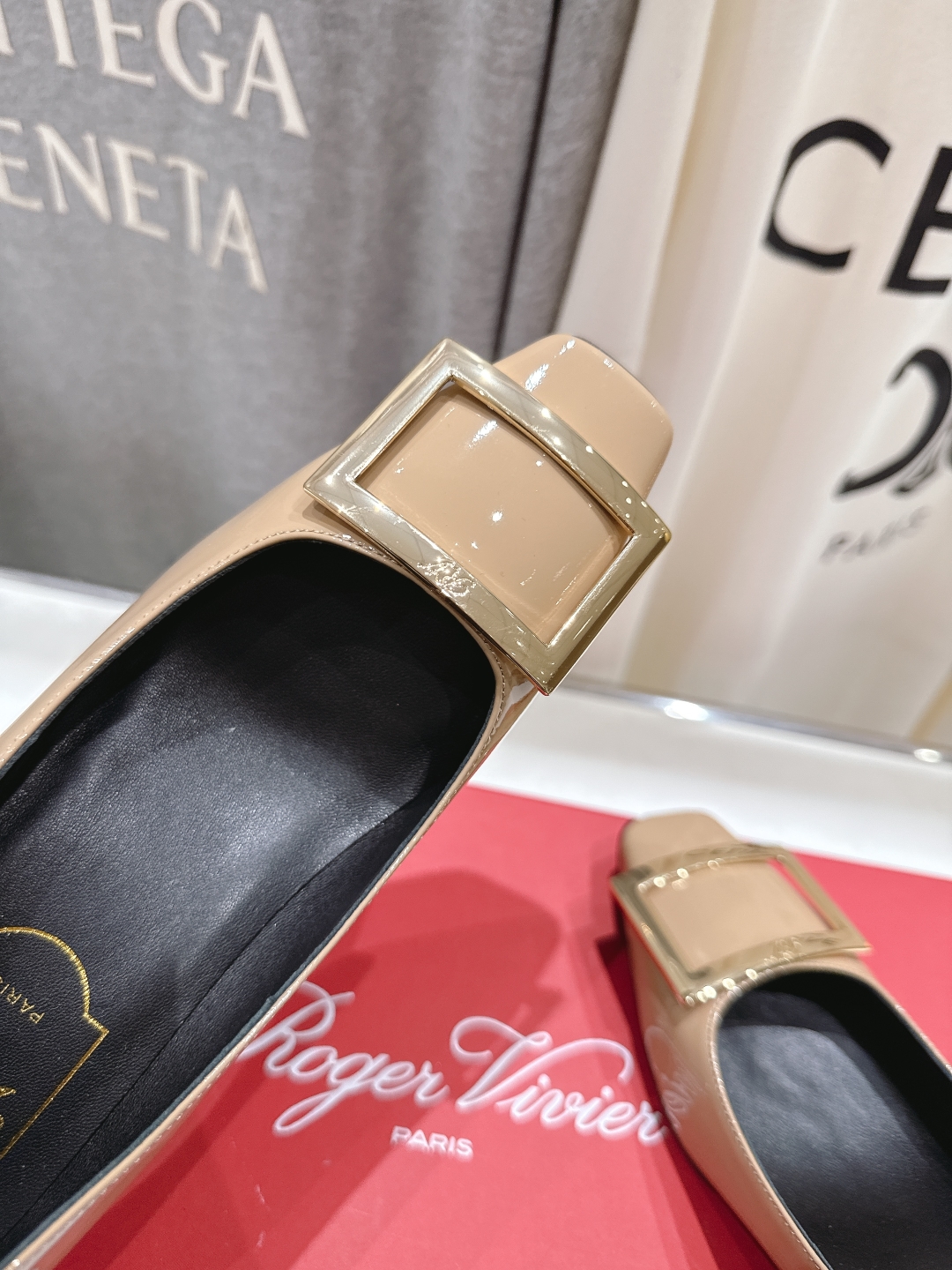 高版本出厂
 Roger vivier RV2025ss新款玛丽珍方扣小方头高跟鞋单鞋
上脚超好看的一款