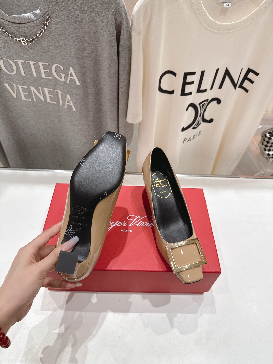 高版本出厂
 Roger vivier RV2025ss新款玛丽珍方扣小方头高跟鞋单鞋
上脚超好看的一款