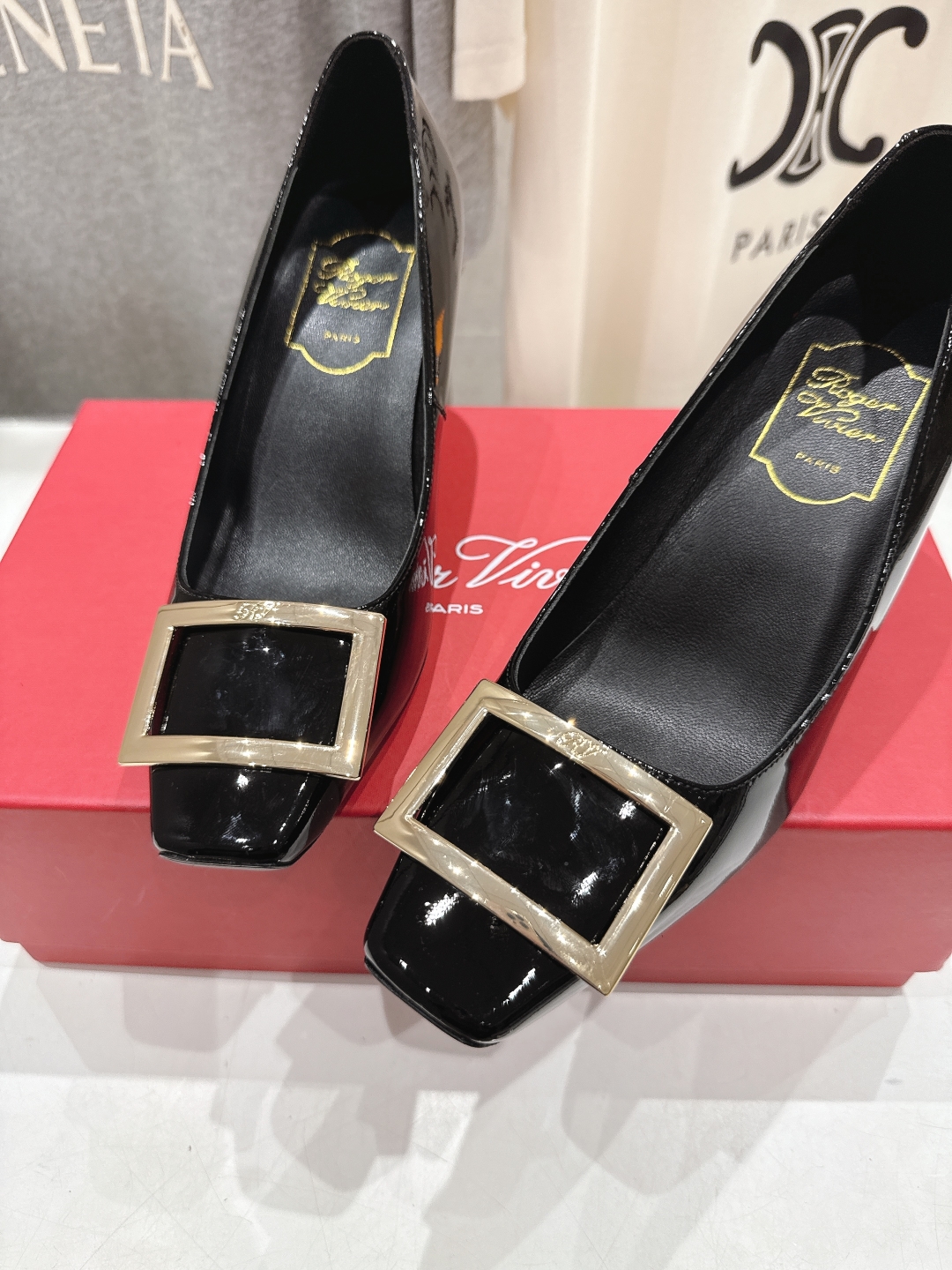 高版本出厂
 Roger vivier RV2025ss新款玛丽珍方扣小方头高跟鞋单鞋
上脚超好看的一款