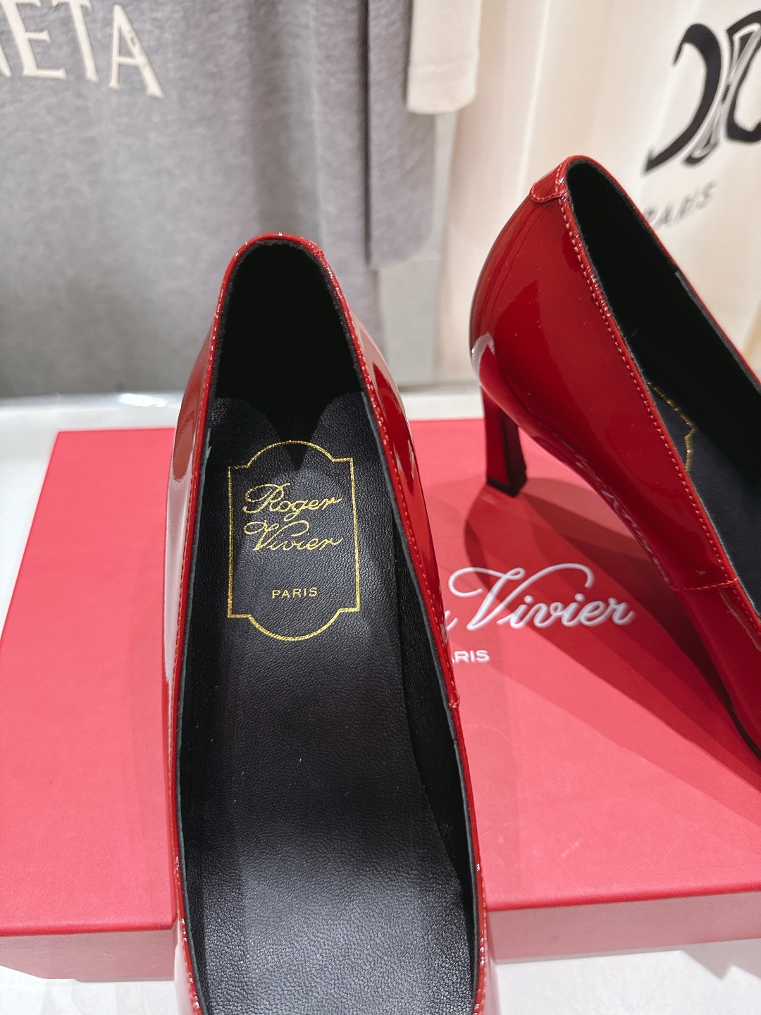 高版本出厂
 Roger vivier RV2025ss新款玛丽珍方扣小方头高跟鞋单鞋
上脚超好看的一款