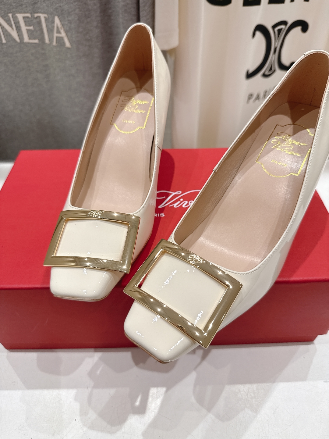 高版本出厂
 Roger vivier RV2025ss新款玛丽珍方扣小方头高跟鞋单鞋
上脚超好看的一款