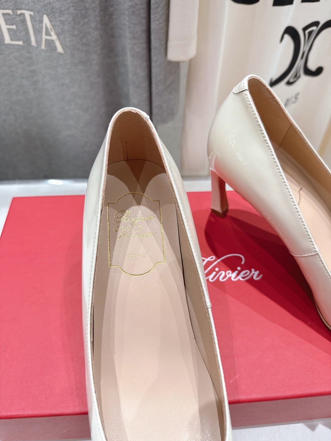 高版本出厂
 Roger vivier RV2025ss新款玛丽珍方扣小方头高跟鞋单鞋
上脚超好看的一款