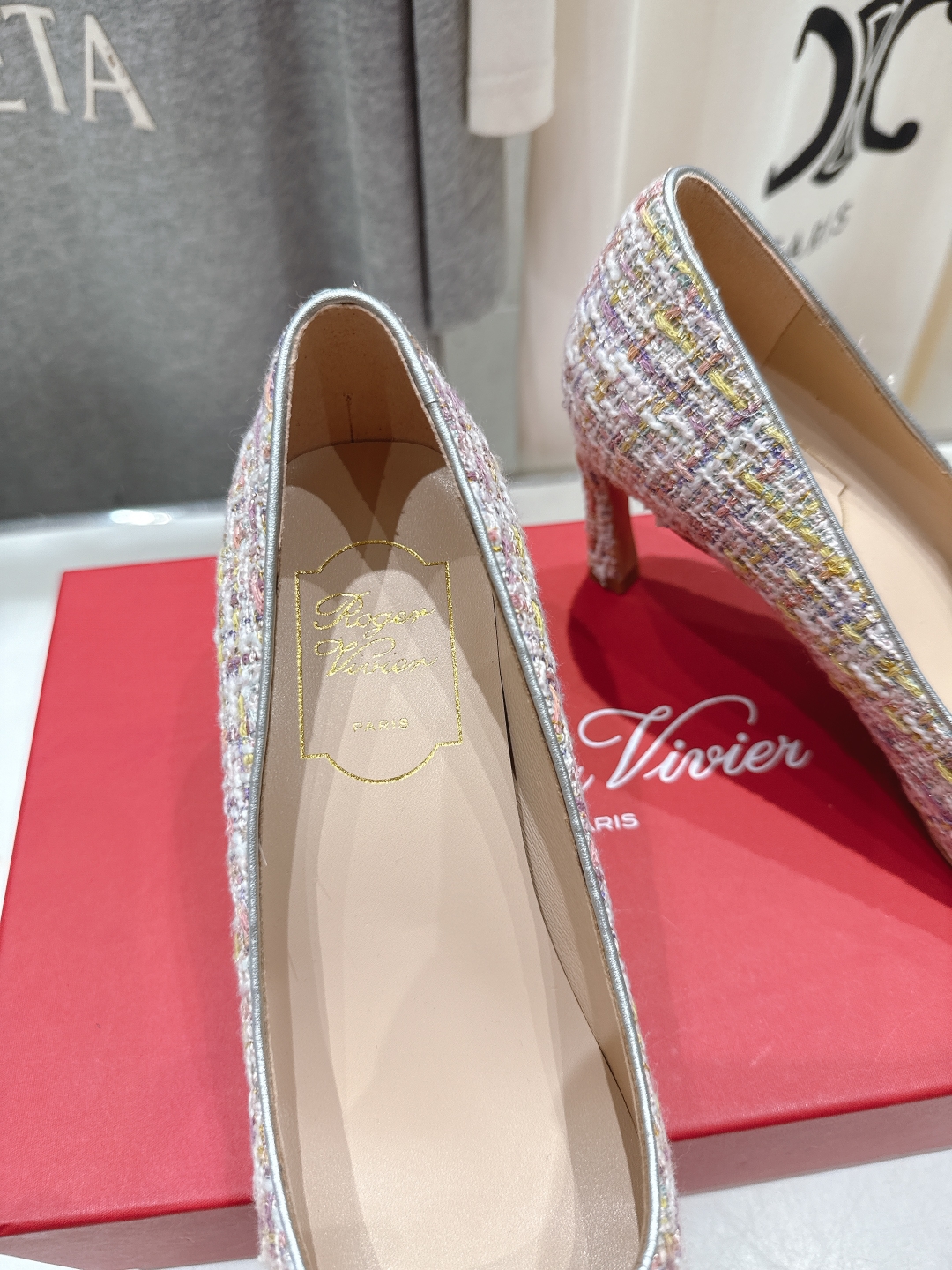 高版本出厂
 Roger vivier RV2025ss新款玛丽珍方扣小方头高跟鞋单鞋
上脚超好看的一款