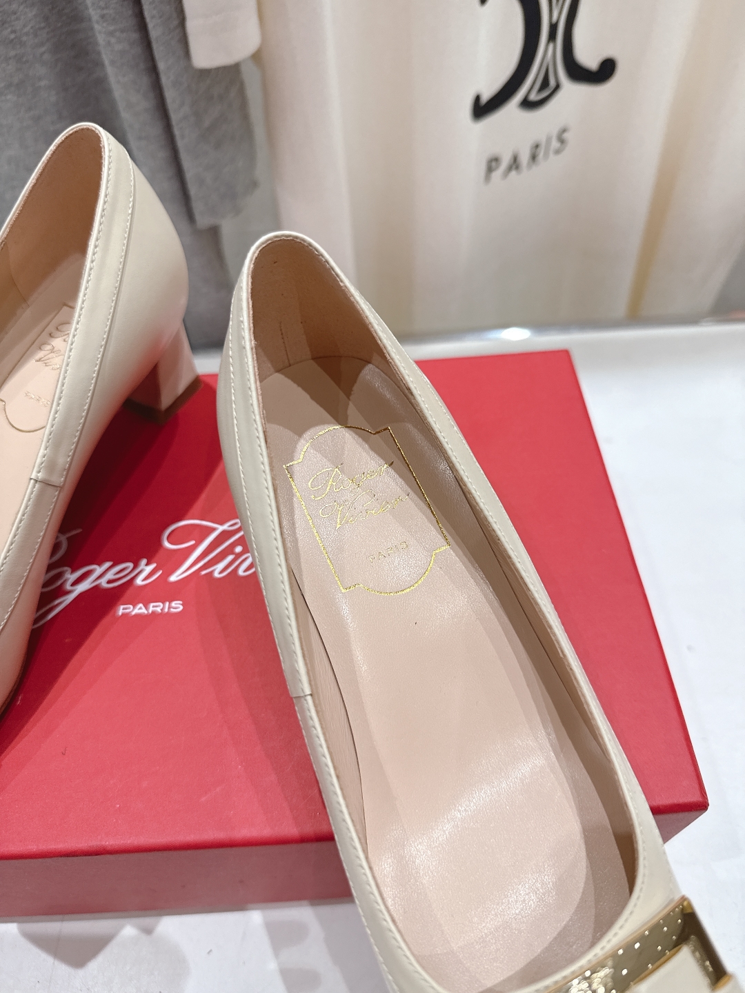 高版本出厂
 Roger vivier RV2025ss新款玛丽珍方扣小方头高跟鞋单鞋
上脚超好看的一款