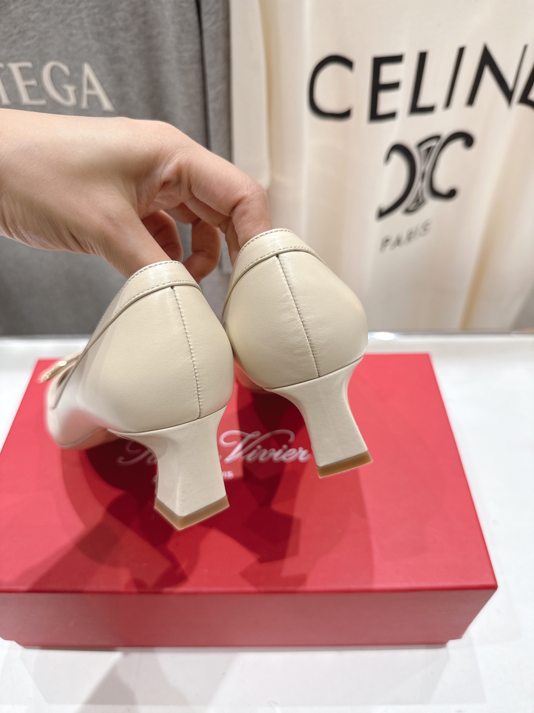 高版本出厂
 Roger vivier RV2025ss新款玛丽珍方扣小方头高跟鞋单鞋
上脚超好看的一款