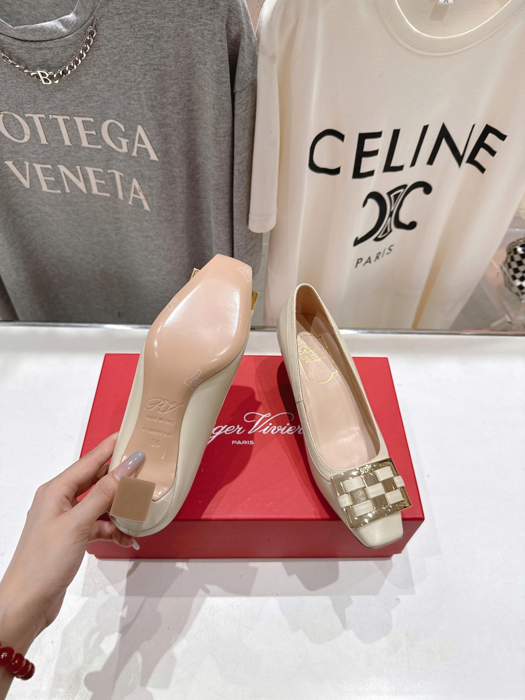 高版本出厂
 Roger vivier RV2025ss新款玛丽珍方扣小方头高跟鞋单鞋
上脚超好看的一款