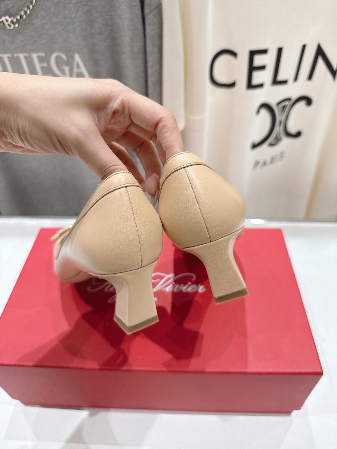 高版本出厂
 Roger vivier RV2025ss新款玛丽珍方扣小方头高跟鞋单鞋
上脚超好看的一款