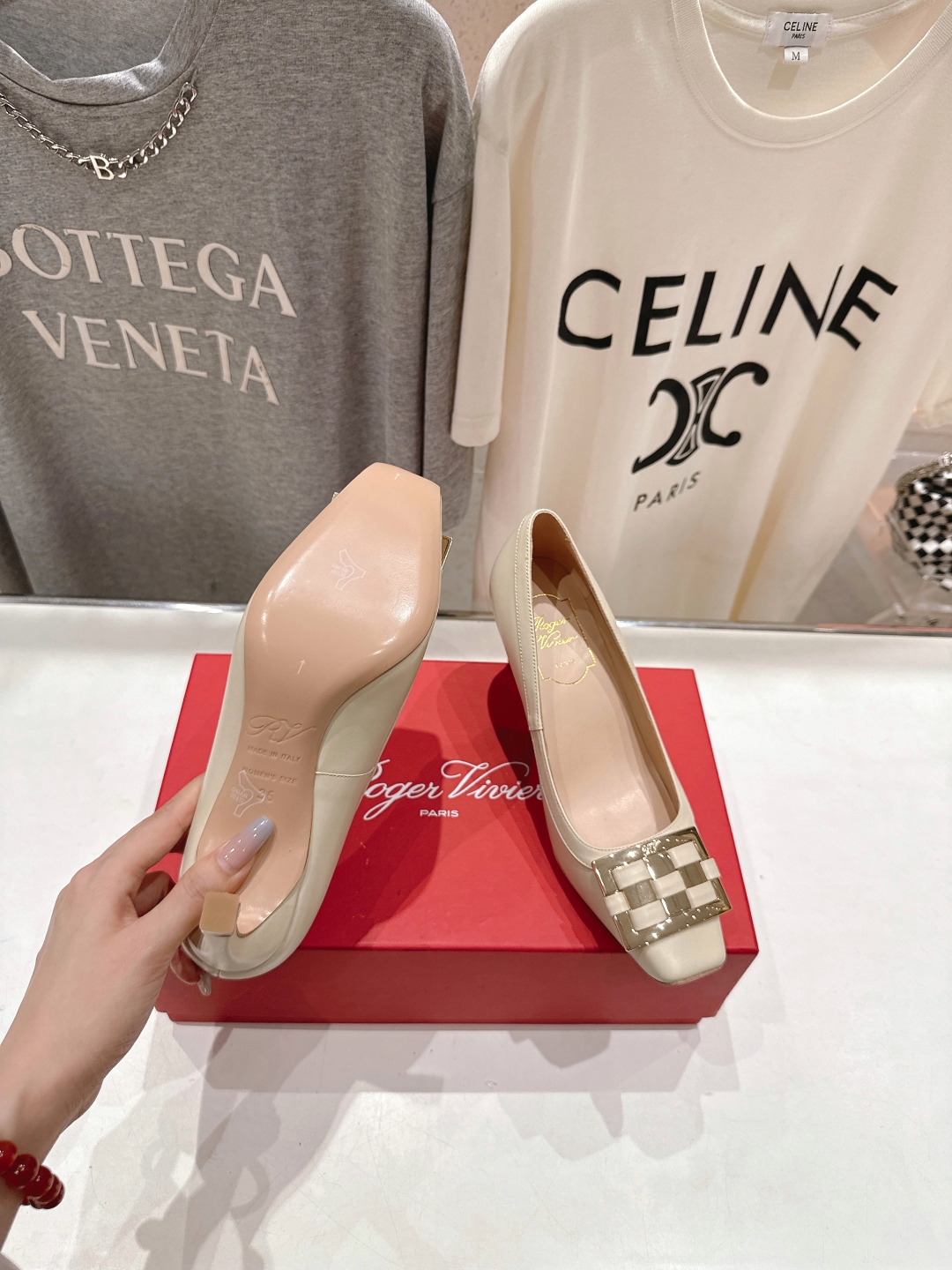 高版本出厂
 Roger vivier RV2025ss新款玛丽珍方扣小方头高跟鞋单鞋
上脚超好看的一款
