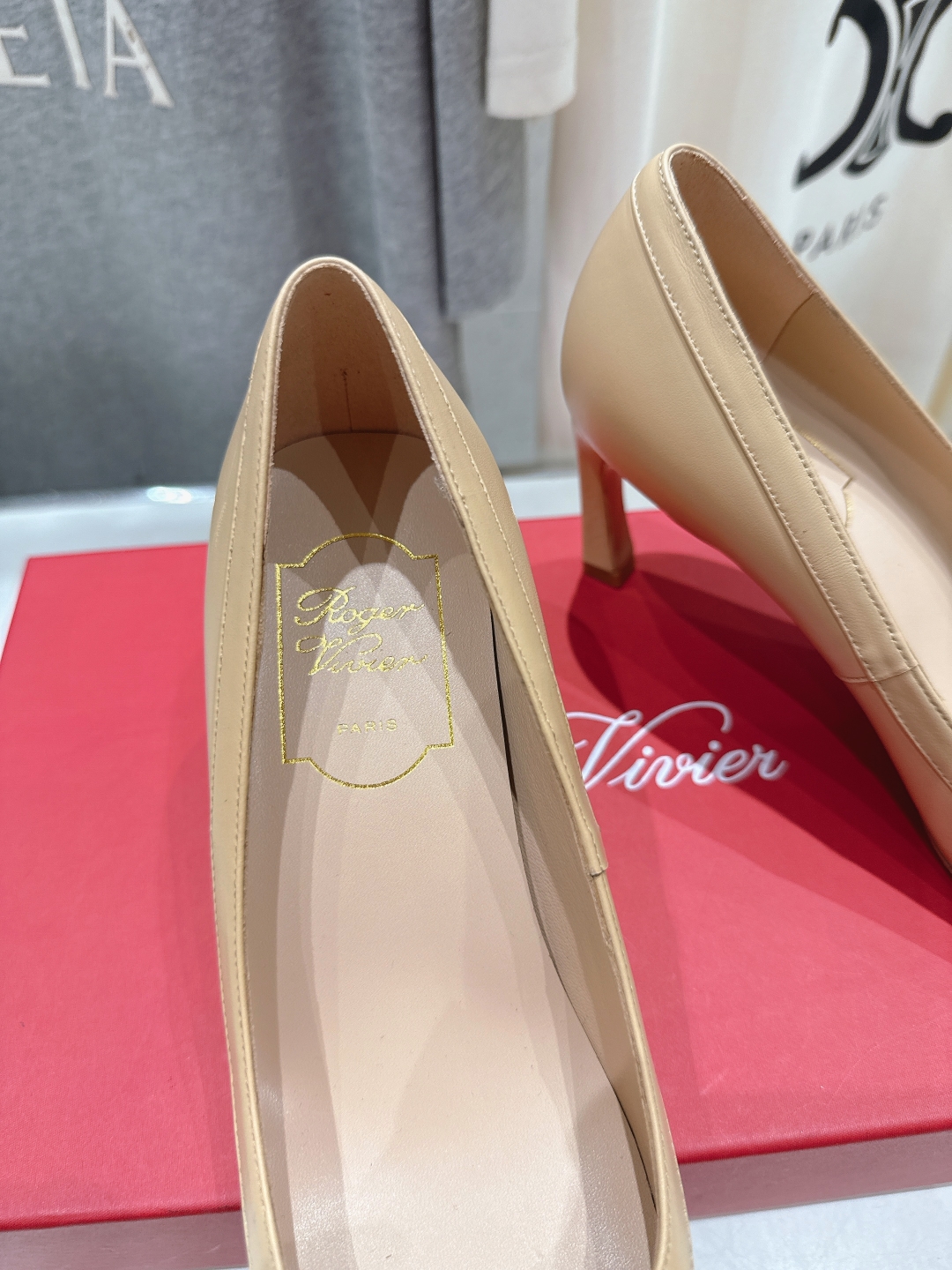 高版本出厂
 Roger vivier RV2025ss新款玛丽珍方扣小方头高跟鞋单鞋
上脚超好看的一款