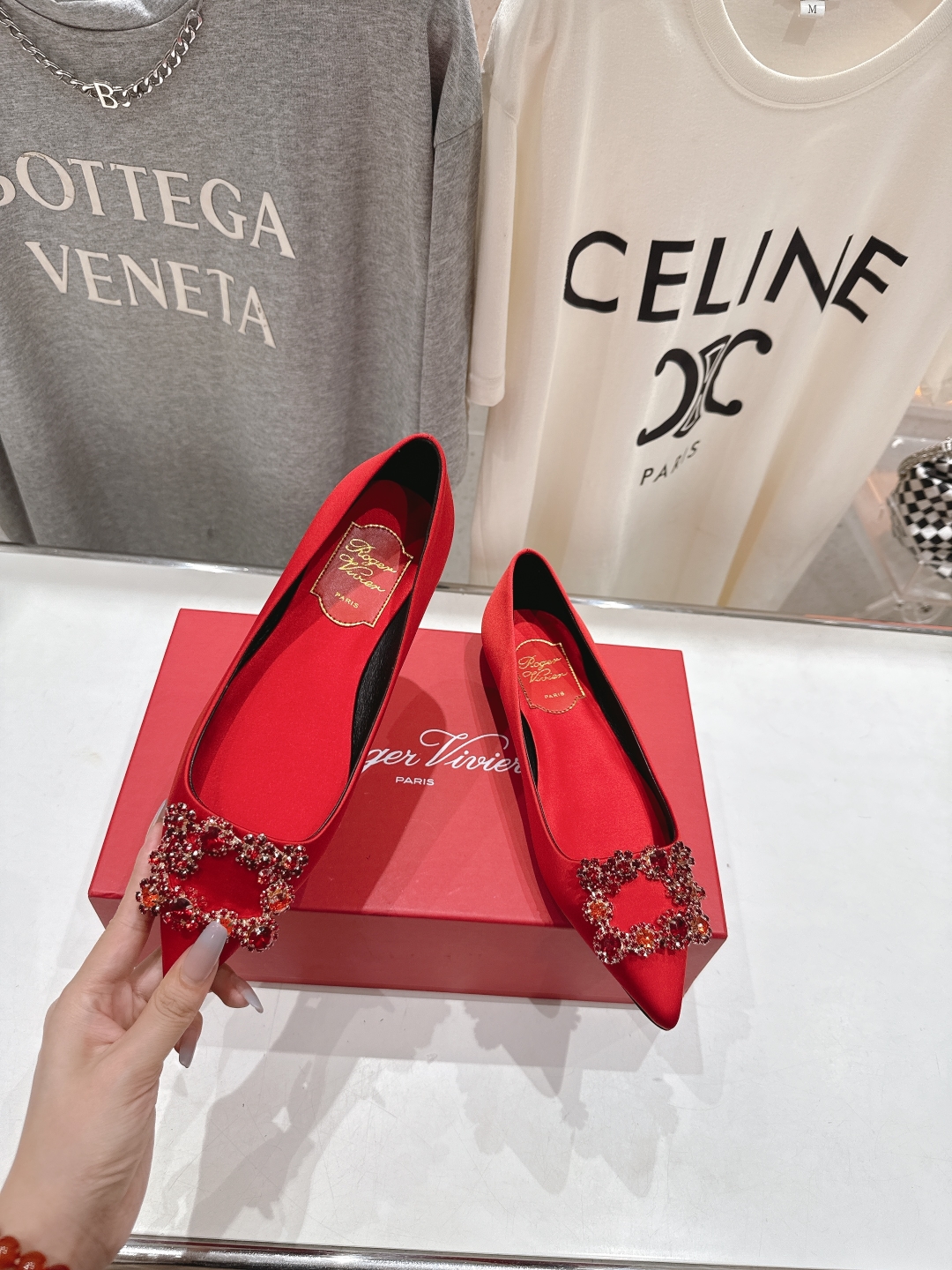 高版本出厂
 Roger vivier RV2025ss新款玛丽珍钻扣尖头平底鞋单鞋
上脚超好看的一款高