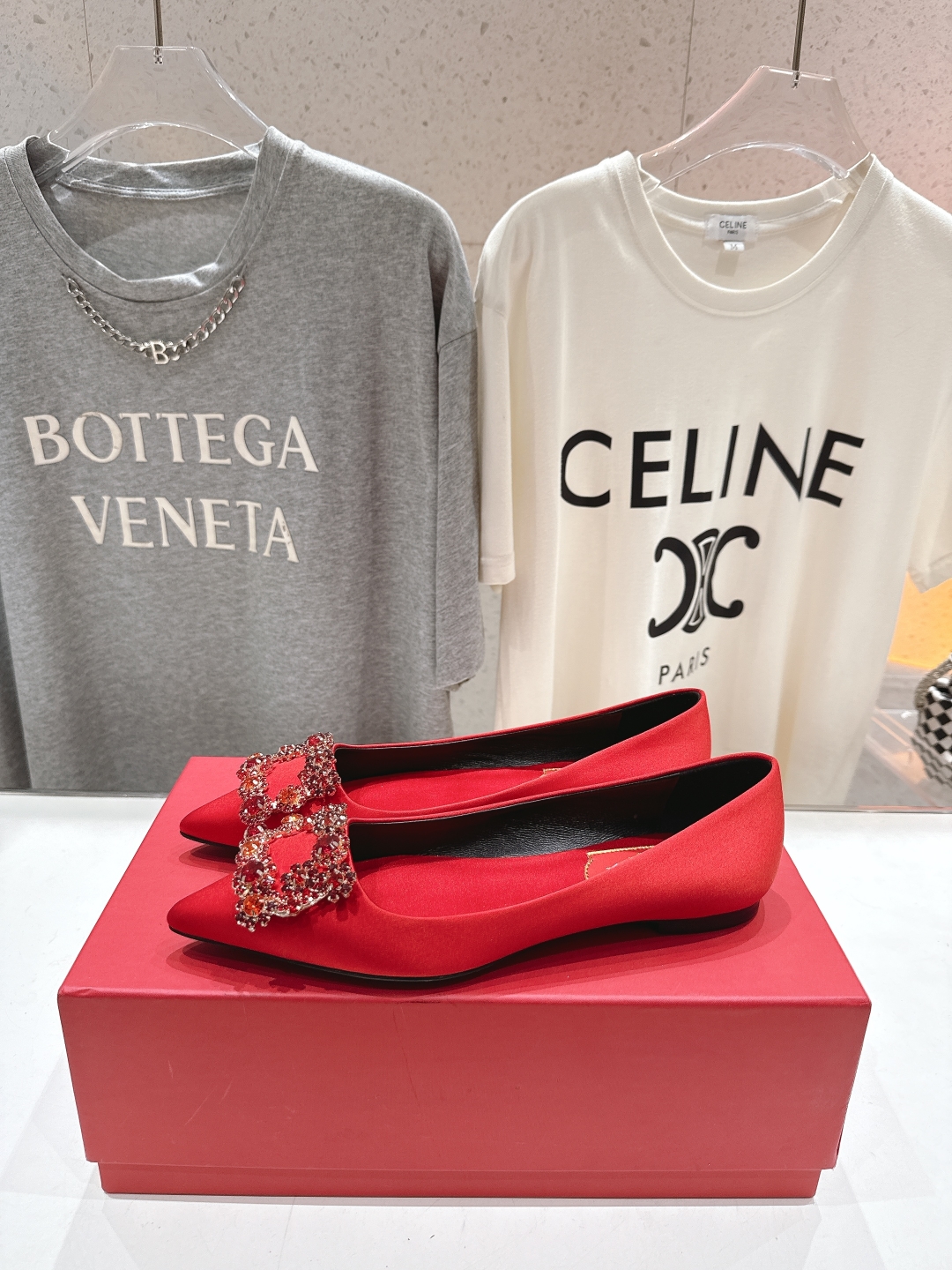 高版本出厂
 Roger vivier RV2025ss新款玛丽珍钻扣尖头平底鞋单鞋
上脚超好看的一款高
