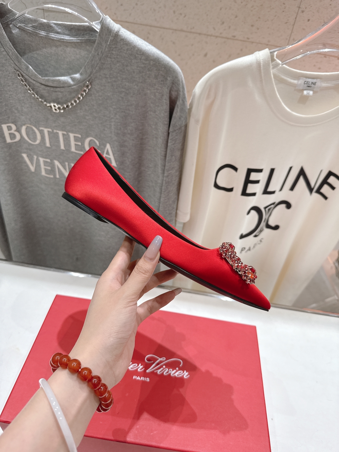 高版本出厂
 Roger vivier RV2025ss新款玛丽珍钻扣尖头平底鞋单鞋
上脚超好看的一款高