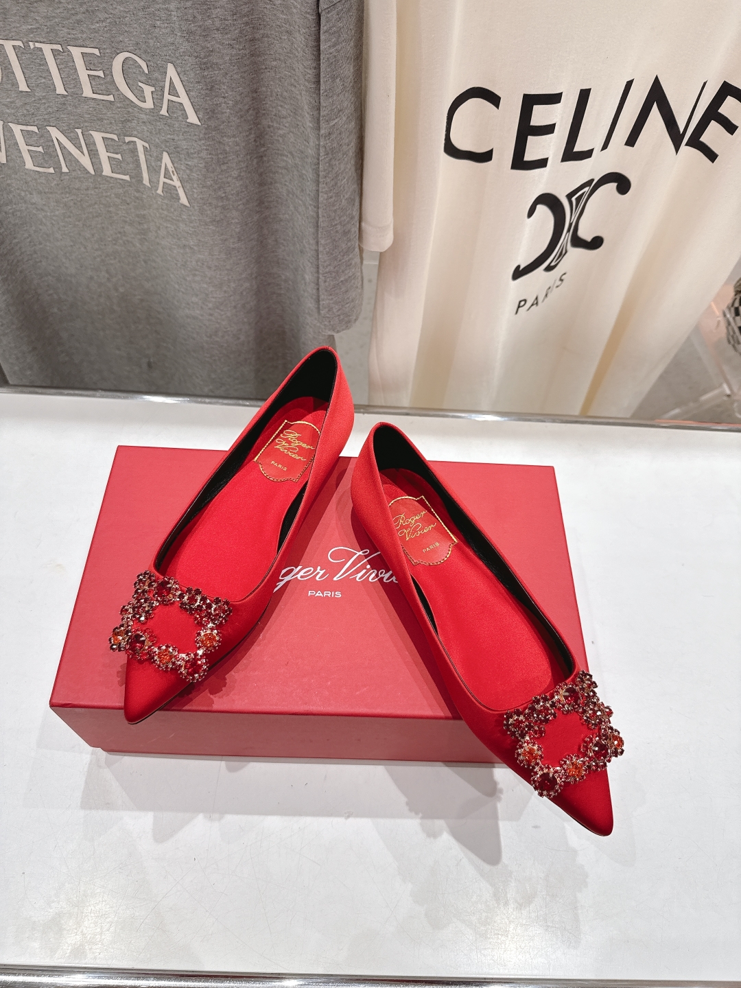 高版本出厂
 Roger vivier RV2025ss新款玛丽珍钻扣尖头平底鞋单鞋
上脚超好看的一款高