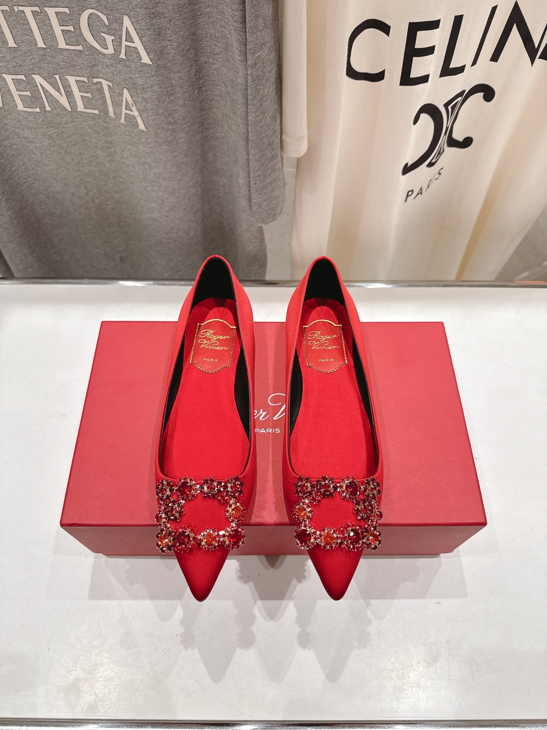 高版本出厂
 Roger vivier RV2025ss新款玛丽珍钻扣尖头平底鞋单鞋
上脚超好看的一款高