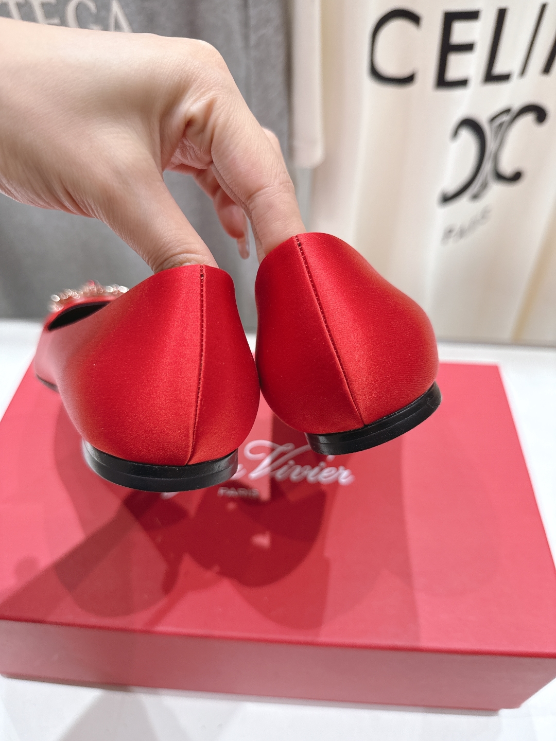 高版本出厂
 Roger vivier RV2025ss新款玛丽珍钻扣尖头平底鞋单鞋
上脚超好看的一款高