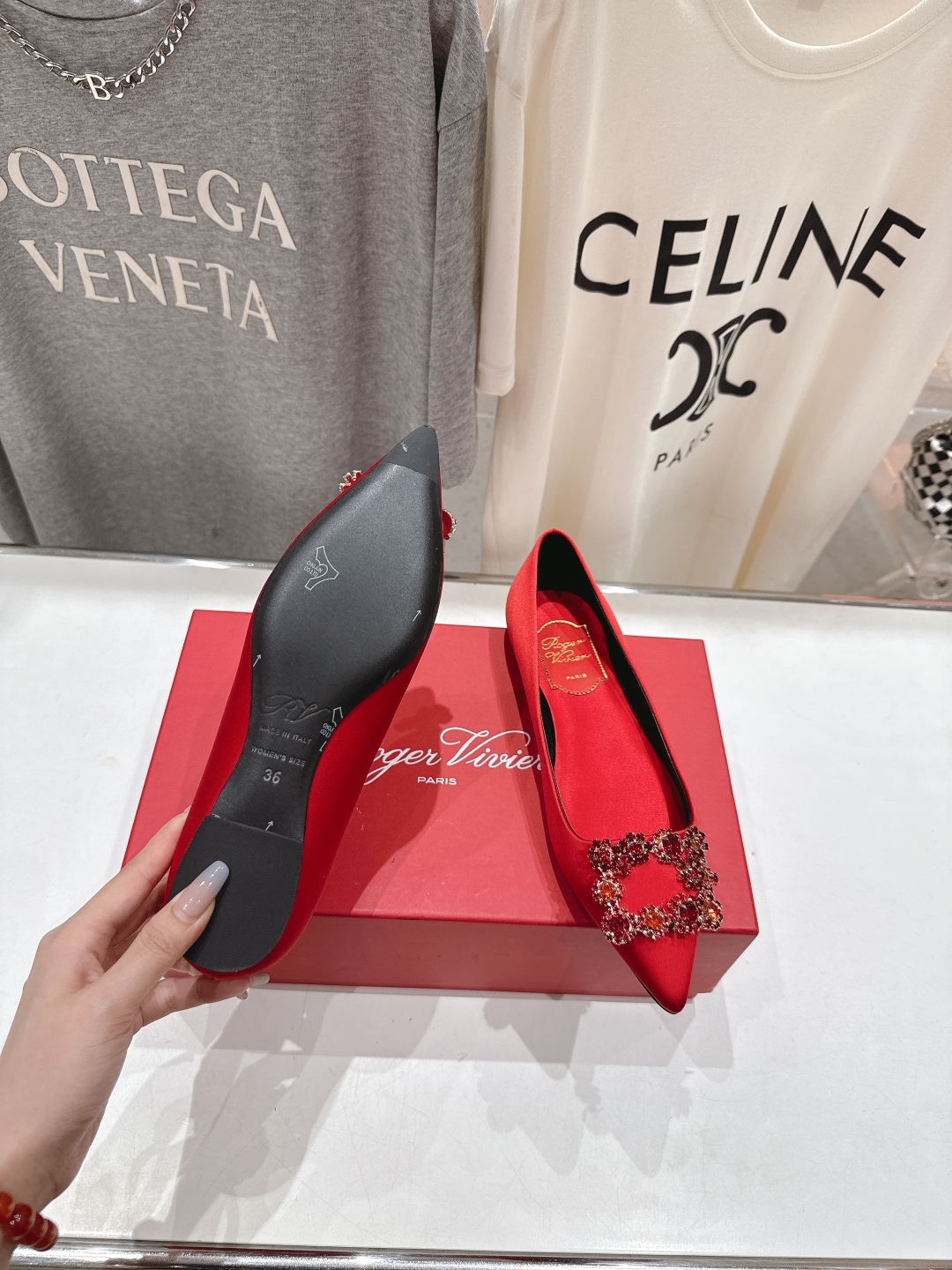 高版本出厂
 Roger vivier RV2025ss新款玛丽珍钻扣尖头平底鞋单鞋
上脚超好看的一款高