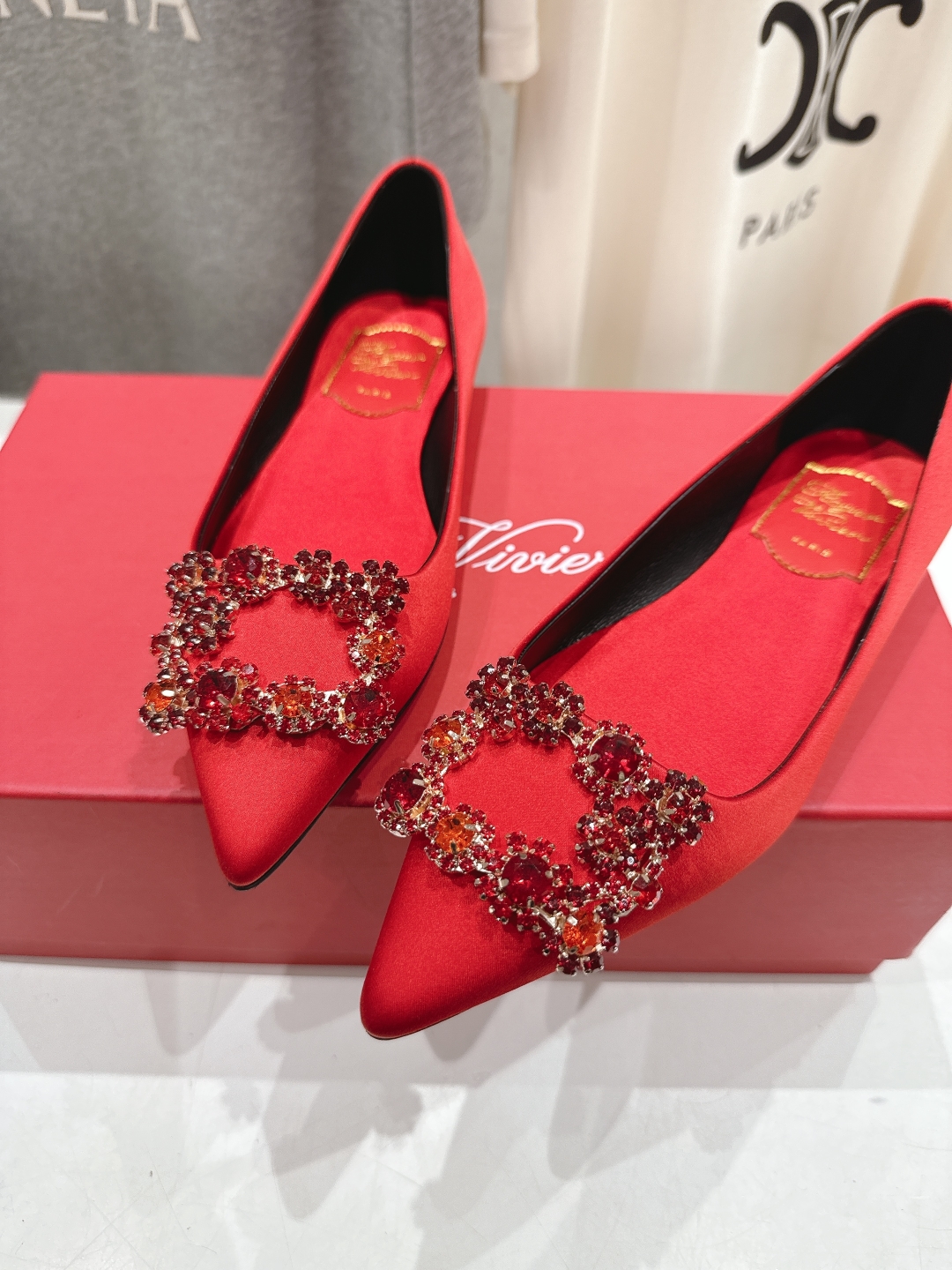 高版本出厂
 Roger vivier RV2025ss新款玛丽珍钻扣尖头平底鞋单鞋
上脚超好看的一款高