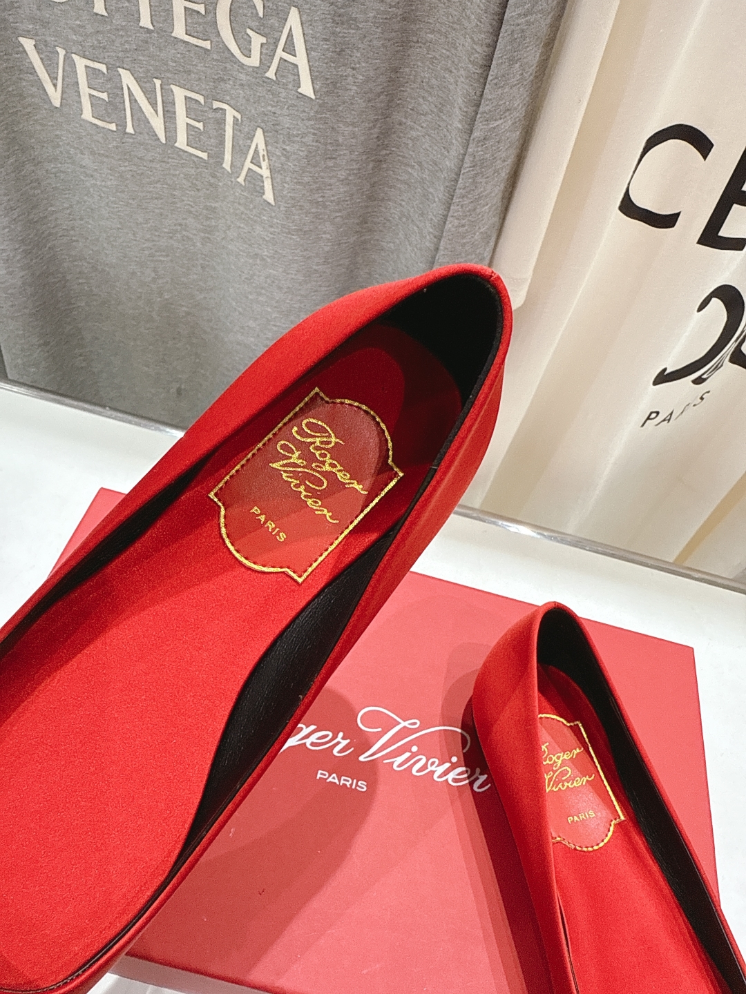 高版本出厂
 Roger vivier RV2025ss新款玛丽珍钻扣尖头平底鞋单鞋
上脚超好看的一款高