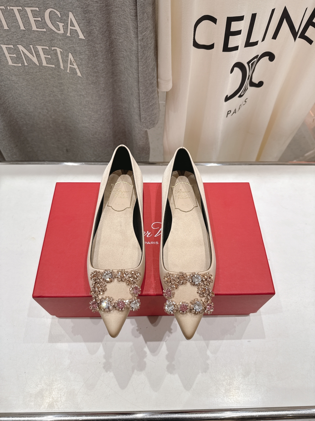 高版本出厂
 Roger vivier RV2025ss新款玛丽珍钻扣尖头平底鞋单鞋
上脚超好看的一款高