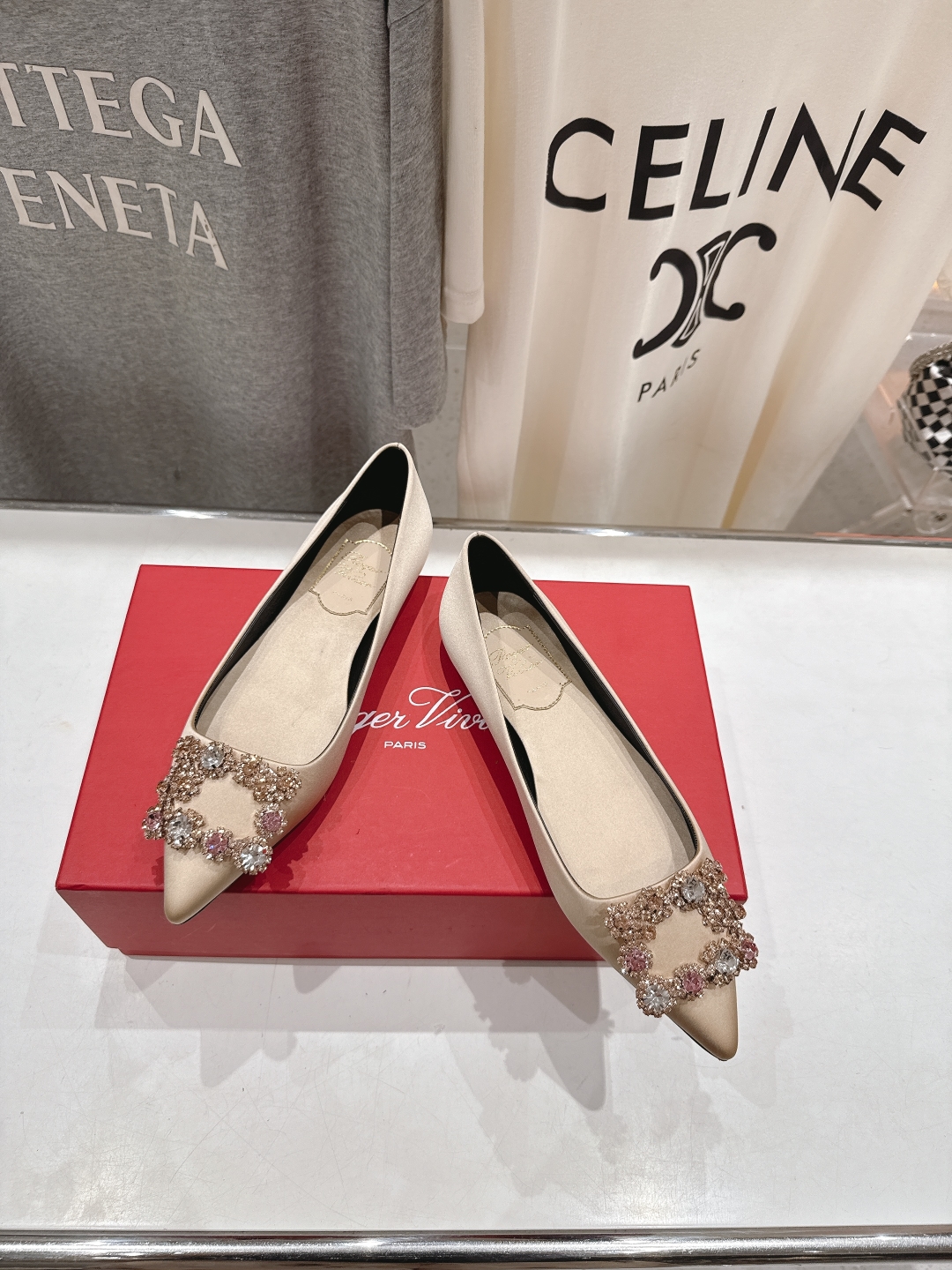 高版本出厂
 Roger vivier RV2025ss新款玛丽珍钻扣尖头平底鞋单鞋
上脚超好看的一款高