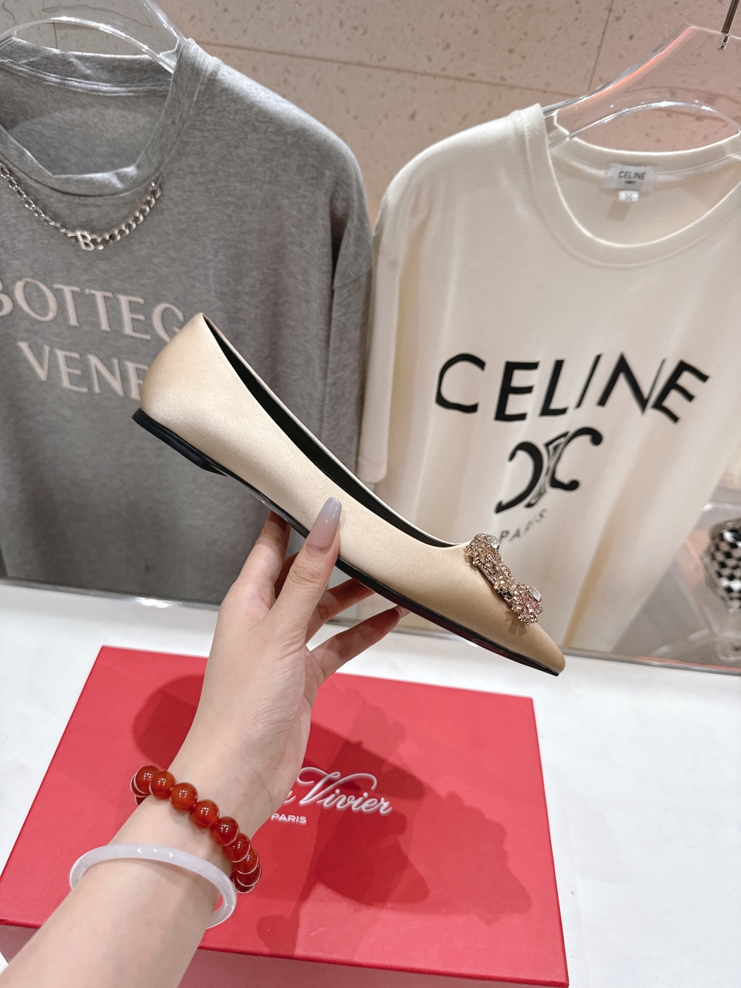 高版本出厂
 Roger vivier RV2025ss新款玛丽珍钻扣尖头平底鞋单鞋
上脚超好看的一款高