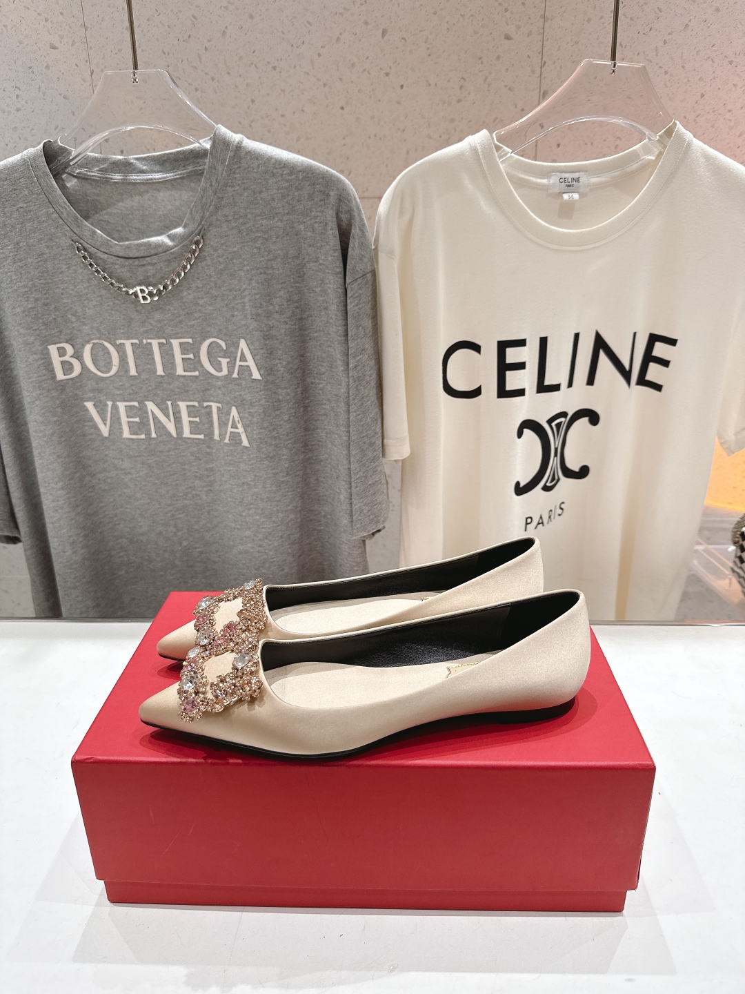 高版本出厂
 Roger vivier RV2025ss新款玛丽珍钻扣尖头平底鞋单鞋
上脚超好看的一款高