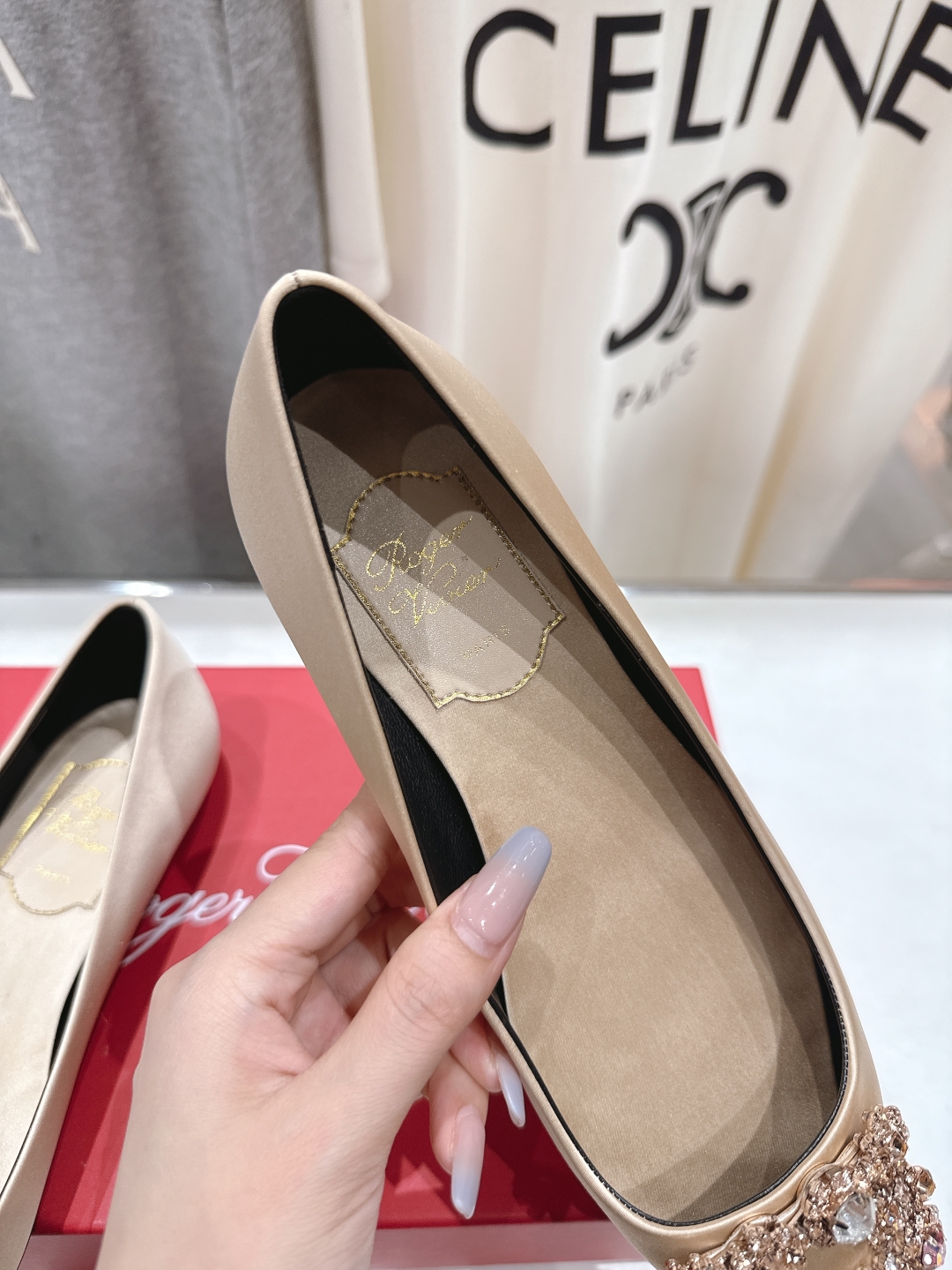 高版本出厂
 Roger vivier RV2025ss新款玛丽珍钻扣尖头平底鞋单鞋
上脚超好看的一款高