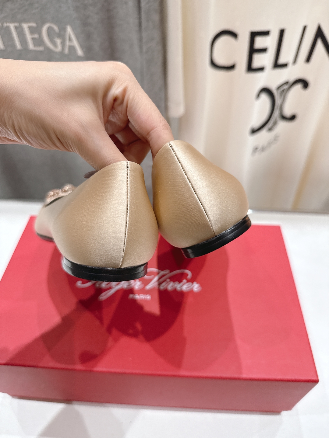 高版本出厂
 Roger vivier RV2025ss新款玛丽珍钻扣尖头平底鞋单鞋
上脚超好看的一款高