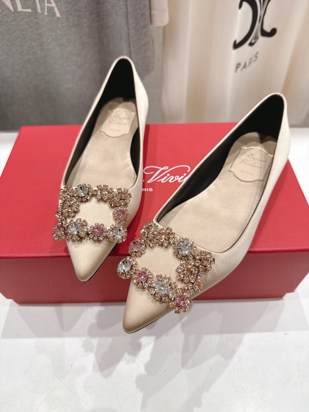 高版本出厂
 Roger vivier RV2025ss新款玛丽珍钻扣尖头平底鞋单鞋
上脚超好看的一款高
