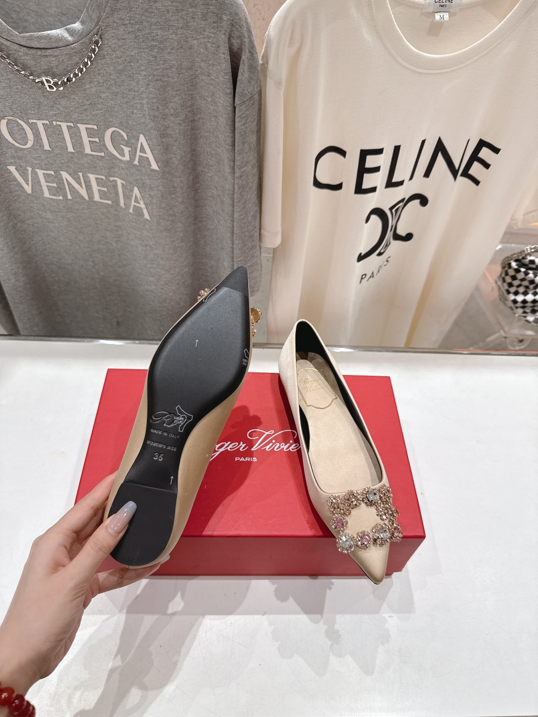 高版本出厂
 Roger vivier RV2025ss新款玛丽珍钻扣尖头平底鞋单鞋
上脚超好看的一款高