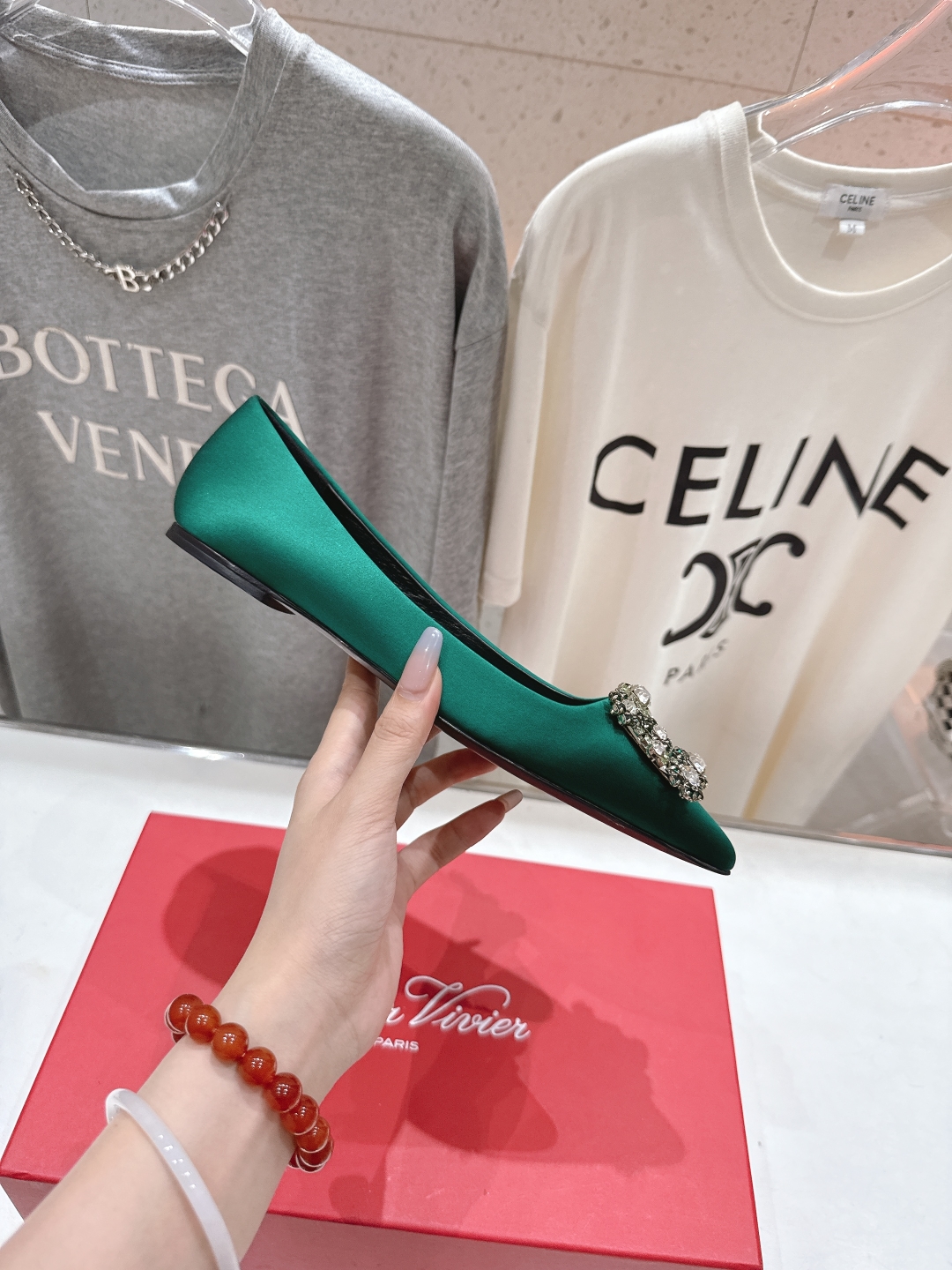 高版本出厂
 Roger vivier RV2025ss新款玛丽珍钻扣尖头平底鞋单鞋
上脚超好看的一款高