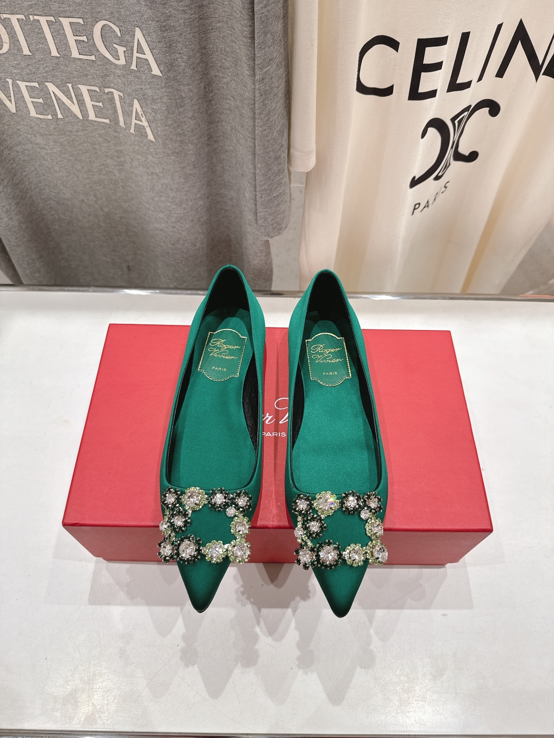 高版本出厂
 Roger vivier RV2025ss新款玛丽珍钻扣尖头平底鞋单鞋
上脚超好看的一款高