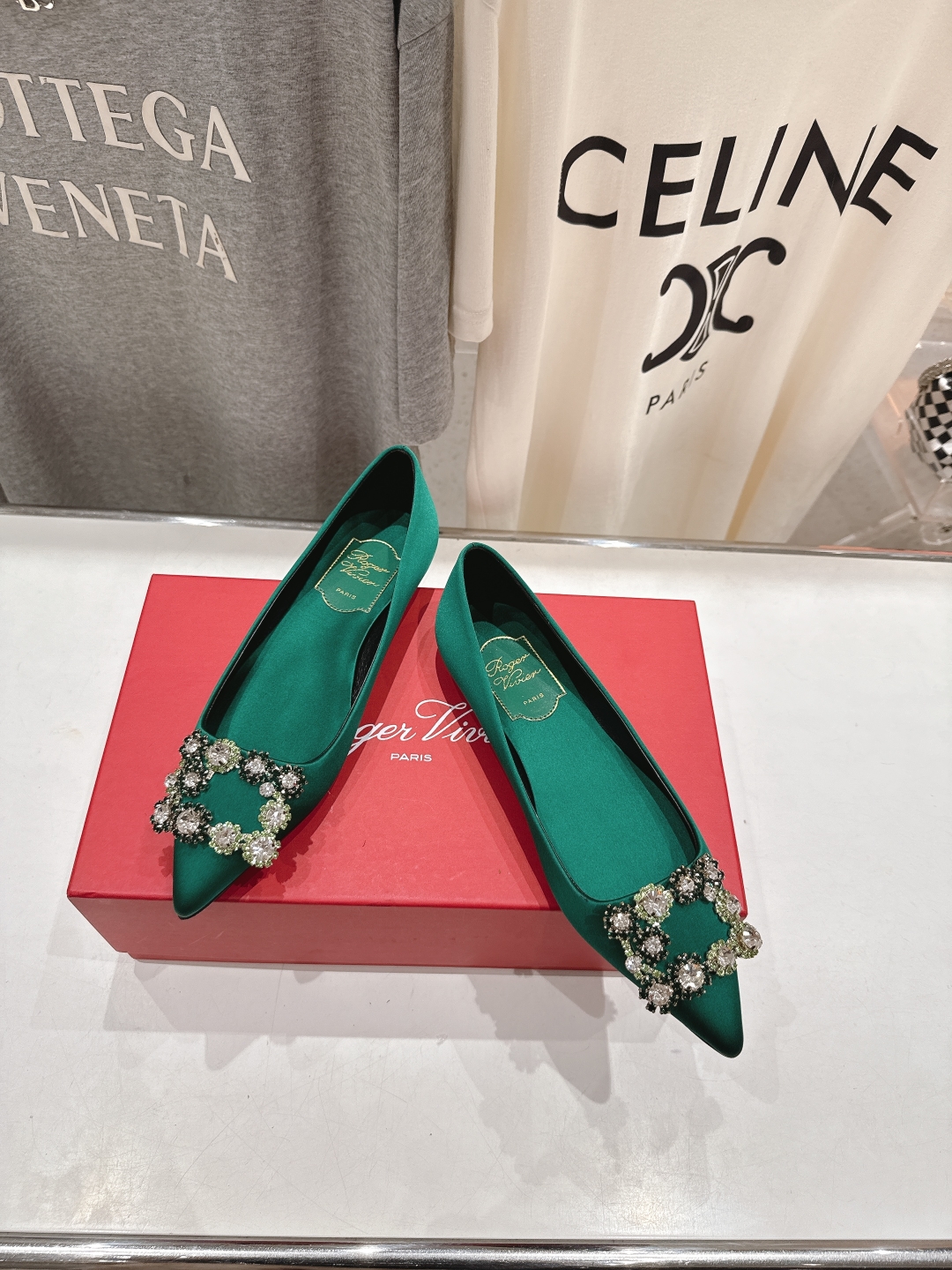 高版本出厂
 Roger vivier RV2025ss新款玛丽珍钻扣尖头平底鞋单鞋
上脚超好看的一款高