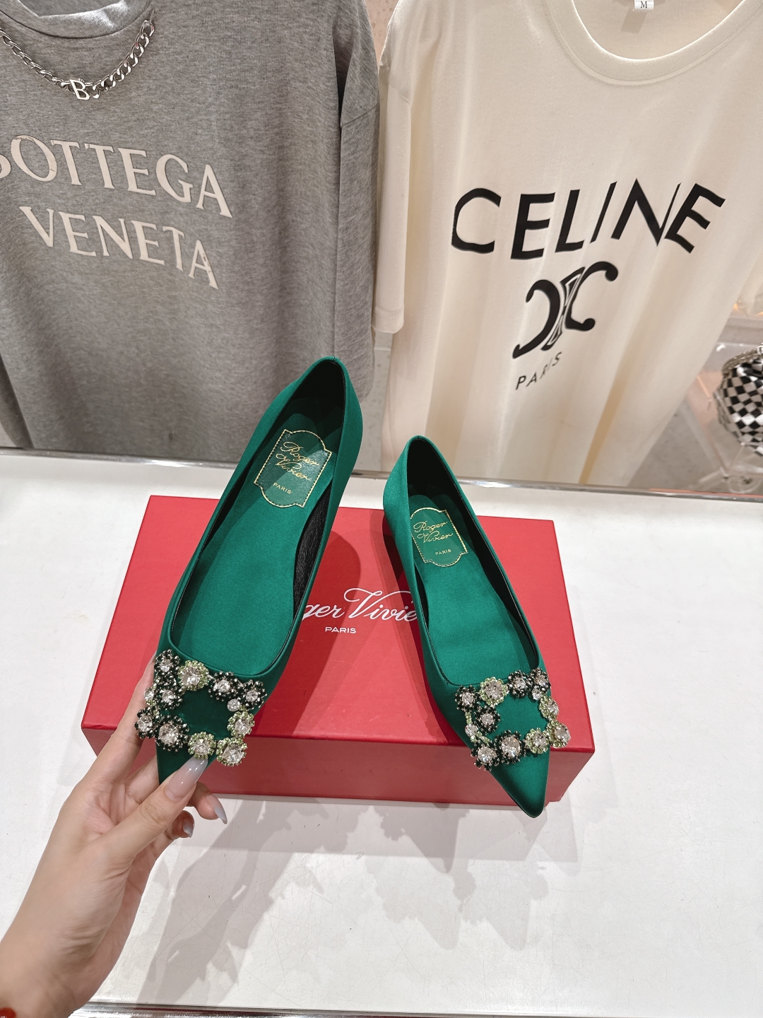 高版本出厂
 Roger vivier RV2025ss新款玛丽珍钻扣尖头平底鞋单鞋
上脚超好看的一款高
