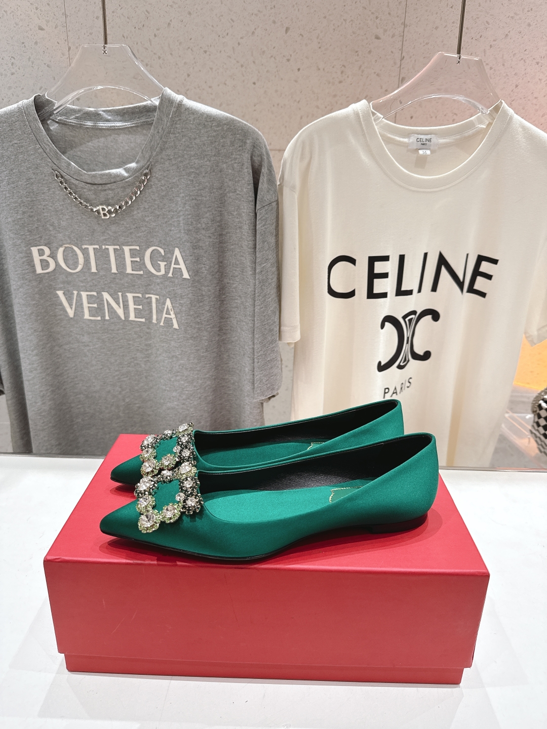 高版本出厂
 Roger vivier RV2025ss新款玛丽珍钻扣尖头平底鞋单鞋
上脚超好看的一款高
