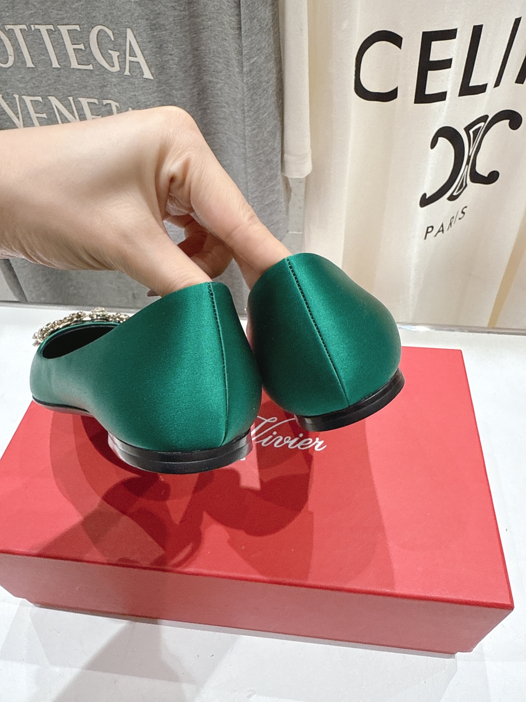 高版本出厂
 Roger vivier RV2025ss新款玛丽珍钻扣尖头平底鞋单鞋
上脚超好看的一款高