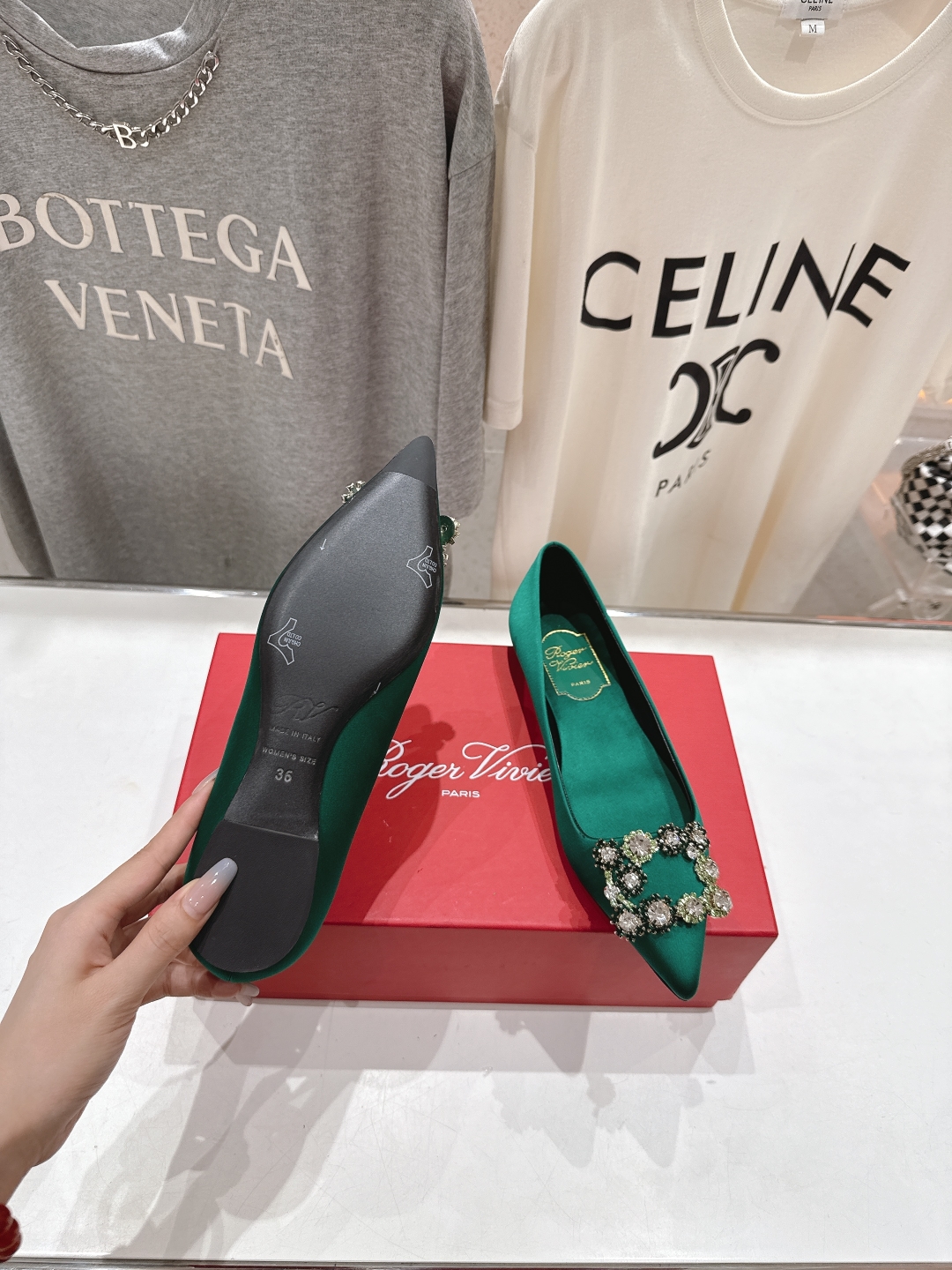 高版本出厂
 Roger vivier RV2025ss新款玛丽珍钻扣尖头平底鞋单鞋
上脚超好看的一款高
