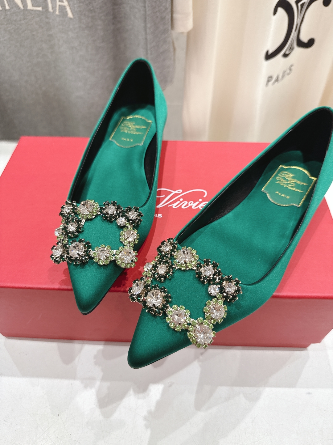 高版本出厂
 Roger vivier RV2025ss新款玛丽珍钻扣尖头平底鞋单鞋
上脚超好看的一款高